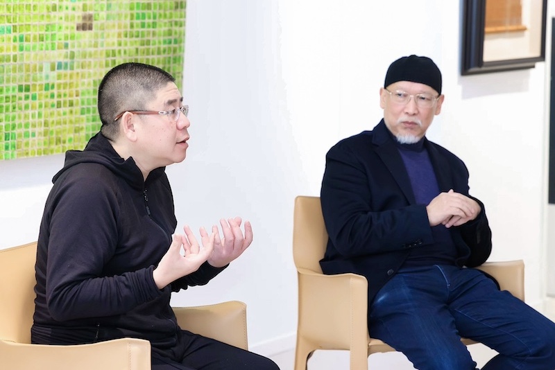 艺术家张恩利(右）对话学者尤永（左）。受访人供图